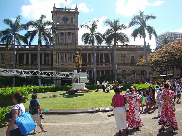 ハワイ建国の父、カメハメハ大王を偲び、その偉業を称えるキング・カメハメハ・デー。祝賀イベントの幕開け、ダウンタウンのカメハメハ大王像へのレイ献花セレモニーです。