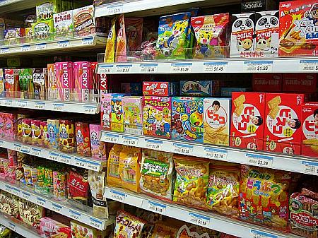「ニジヤ・マーケット ユニバーシティ店」日本のお菓子が充実