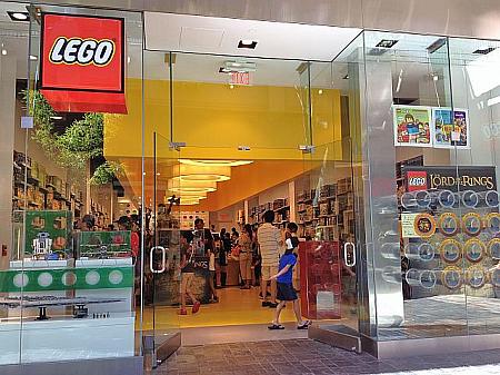 同じくアラモアナ・センターの「LEGOショップ」。店内にはレゴで遊べるプレイテーブルあり