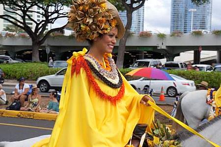 オアフ島の女王はイリマの色、鮮やかな黄色の衣装です。