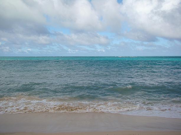 ちょっと曇ってましたけど・・・でもこの海の美しさ！癒される～。ナビ、勝手に「ヒーリングビーチ」と命名。