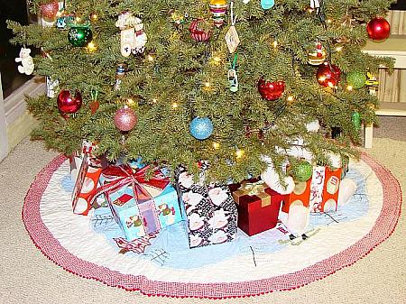 パーティーへ持参したギフトはクリスマスツリーの下に置きます