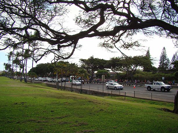 ハワイの12月の風物詩といえば、ホノルルマラソン！ 午前5時にスタートして、撮影時点で午前10時過ぎ。
