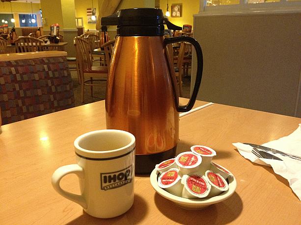 今日、久々にやってきたのは、全米展開のパンケーキレストラン、「IHOP」。IHOPって、International House of Pancakesのことなんですよ。コーヒーはポットで出てくるのが嬉しいです♪