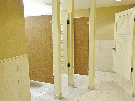 トイレは、車椅子用の広い個室が完備されています。