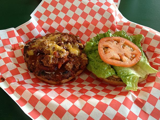 ハンバーガーにかかったチリの量がほどよい、チリバーガー。「ホノルル・バーガー・カンパニー」では、ローカル産の食材を使用！ がポリシー。