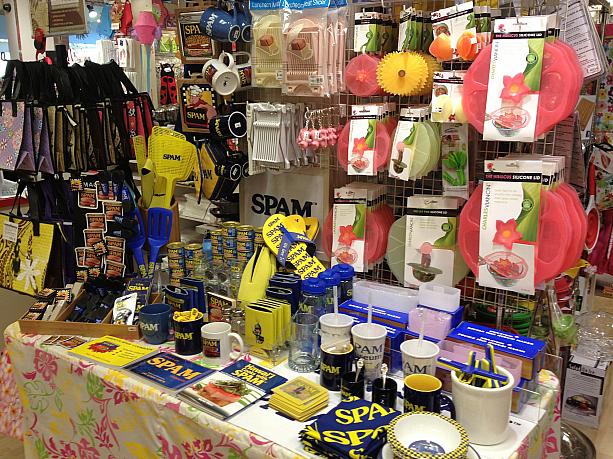 店内に入ると、おお！ スパムグッズがずらりと並んでいました。ハワイといえばスパム（!?）。ハワイのお土産にイイかもしれません。