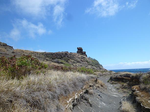 ペレの椅子まで軽いハイキング。伝説によると、ハワイの火（山）の女神ペレはオアフ島を創り終えたあと、ここに座り、次の島、モロカイ島とラナイ島を創るために、旅立っていったとか。