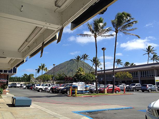 奥に見えるのは、ココヘッド。ここはハワイカイ地区のショッピングセンター、ココ・マリーナ・センター。