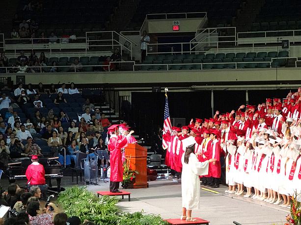 幼稚園から高校までの卒業式では、なぜか、卒業生が観客に向かって合唱を披露するのが一般的。赤と白のケープや角帽は、その2色がココの高校のスクールカラーだからなんです。