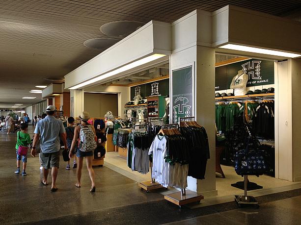 ハワイを代表するアイコンのひとつがハワイ大学（UH）。ハワイ大学グッズのお店があります。お土産にUHのTシャツはいかが？