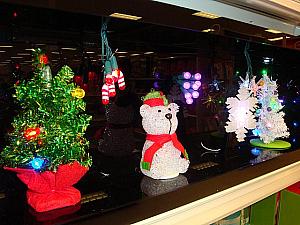 クリスマス用の電飾もこの時期の大事な売れ筋商品