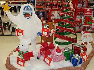 クリスマス用の電飾もこの時期の大事な売れ筋商品