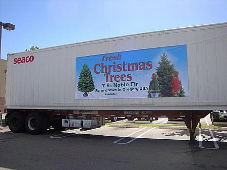 コスコのクリスマスツリーを売るトレーラー