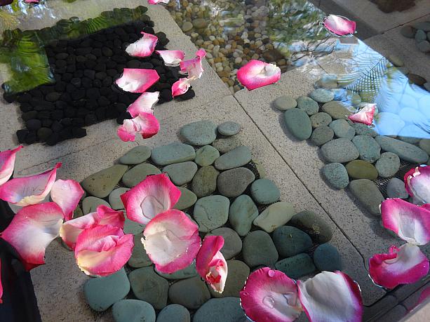 オープニングのお披露目ということで、特別にバラの花びらが。
