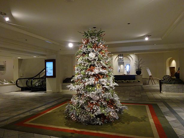 Mele Kalikimaka is the thing to say on a bright Hawaiian Christmas day♪ ―― 「メレ・カリキマカは、ハワイの明るく輝くクリスマスの日に口にする言葉だよ♪」ハワイを舞台にした定番クリスマスソングの代表といえば、これ。