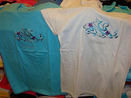 ABCストア、女性用プリントTシャツ（左）と、刺繍＆ラインストーン入り（右）Tシャツ