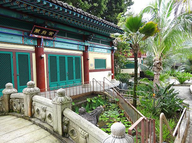 古典的な韓国寺院に乗っ取った建築やレイアウトになっているそう。