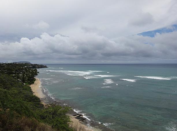 ルックアウト（展望台）からは、こんな景色が望めます。奥に見えているのは、ハワイを代表する高級住宅街カハラ。