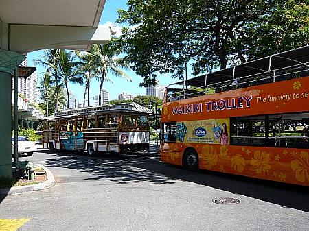 市バスやトロリーの場合は山側か、海側のバス停で降りたら、そのままショッピングセンターに直結しています。