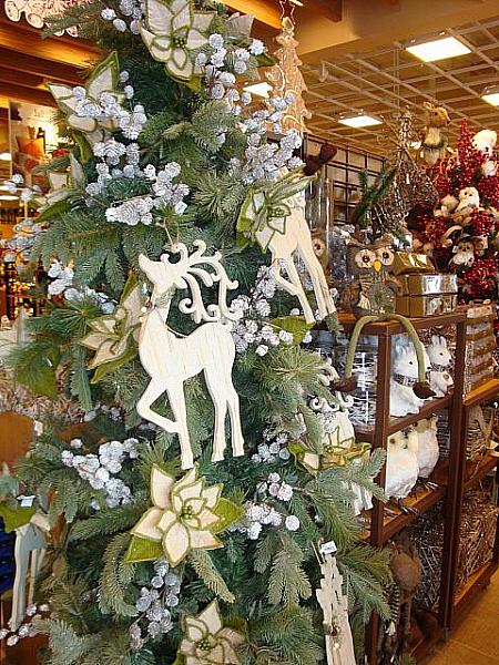 ユニークでかわいいクリスマス飾りも沢山見かけますよ〜！