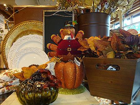 Thanksの文字や七面鳥の飾り、そして暖色系のアイテムに囲まれて感謝祭の雰囲気が増してきます。