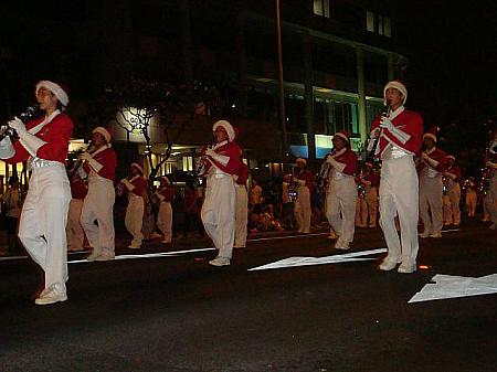 ワイキキを始めハワイの各地域でクリスマス・パレードが行われます