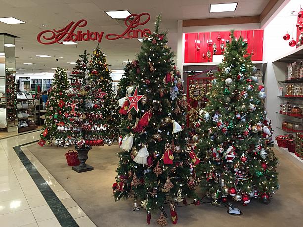 ロコが大好きな「メイシーズ」デパート、アラモアナ店の4階には、HOLIDAY LANE（ホリデーの小道）というクリスマス飾りのコーナーが。