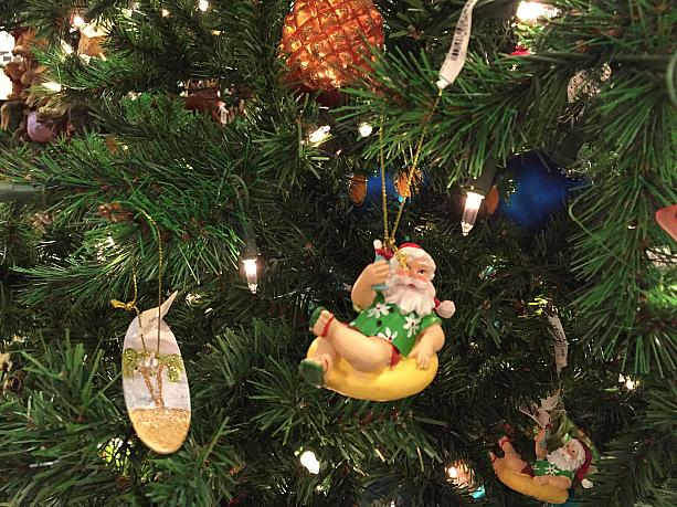 ハワイアンクリスマスの定番、アロハとショーツでくつろぐサンタクロース in ハワイ。