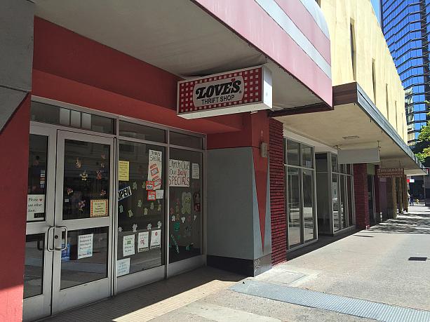 新旧いろいろなお店に出会えるチャイナタウンですが、こんなお店を発見！「LOVE'S」といえばどんなスーパーにもあるハワイ産のパンのブランド。カリヒ地区に工場があります。そのスリフトショップとは・・・賞味期限が近づいた商品をディスカウント価格で販売している直売店。種類も豊富で、どうせすぐに食べてしまうパンなら、ここで買うのがカシコイかもしれません！