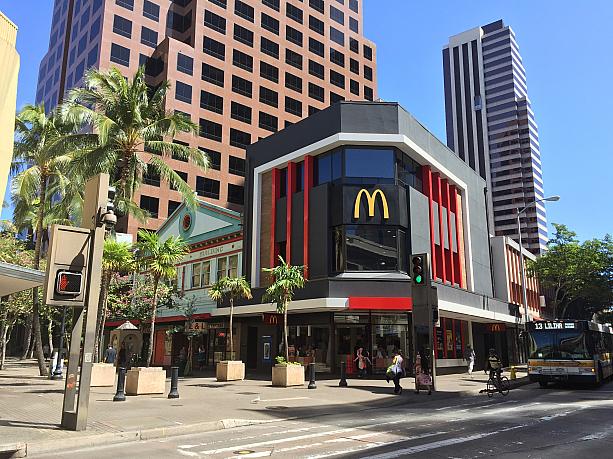 フォート・ストリート・モールの角にあるのはチャイナタウンらしからぬ、新しめの「マクドナルド」。