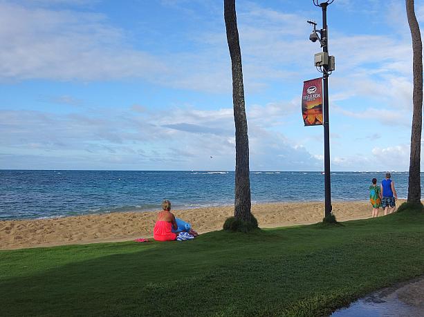 こちらの女性は、タオルに浮き輪にビーサン、そしておそらくカバーアップの下は水着と、海を楽しむ準備万端です。