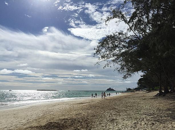 過去に何度も全米No.1ビーチに選ばれたカイルア・ビーチ。朝のすがすがしさには心洗われます♪