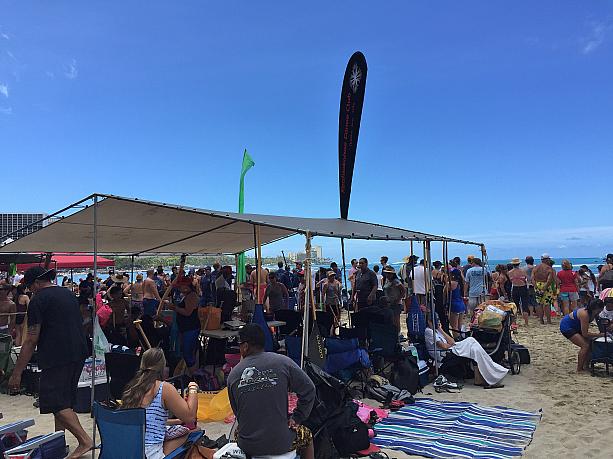 当日はなんといってもファイヤーワーク（花火）、そしてBBQでホットドッグ、さらにアメリカ本土では、いかにもアメリカらしいということで、野球観戦がお約束だったりしますが。