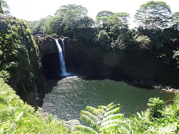 伝説によると、この滝の洞窟に、カメハメハ大王が自分の父親の骨を埋葬したのだとか。ハワイの月の女神ヒナの故郷とも伝えられます。