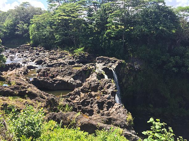 ハワイ語での滝の名称はワイアヌエヌエ。