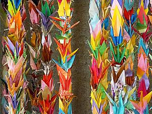 センター内の飾りで飾られた千羽鶴