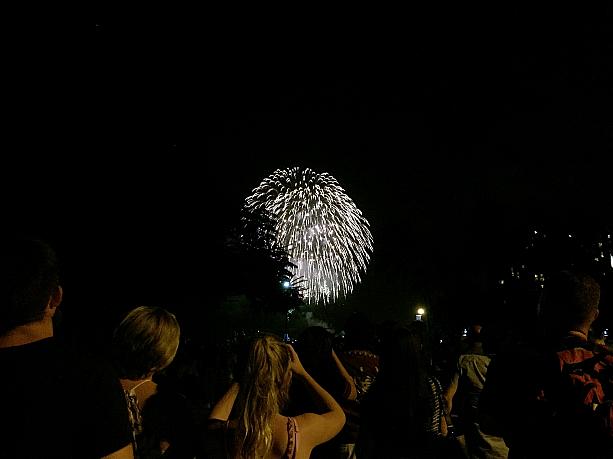夜になると、アラモアナ・ビーチパークのマジック・アイランドで打ち上げられる花火を見に出る人々で、朝から夜まで、いつにもまして忙しく、お祭り気分あふれるワイキキ・ビーチでした。