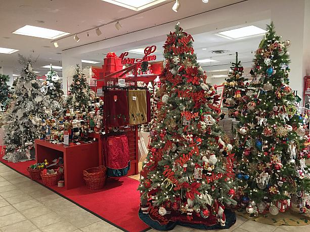 カハラ・モールの「メイシーズ」のツリーに飾られているオーナメントは売り物。だからクリスマスが近づくにつれて、どんどんさびしくなっていっちゃうんです。可愛いオーナメントから売れていっちゃう！