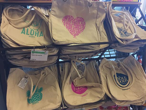 店内やレジの列には、オリジナルトートバッグ、エコバッグを、おそらくお土産用に、何枚も手にしている日本人多し！です。