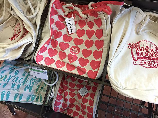 というわけで、年末年始、日本からお越しになる皆さまや、ホールフーズファンの皆さまに、オリジナルトートバッグ、エコバッグのご紹介です。$2.99のお手軽版から$29.99の高級版（？）まで種類は豊富。