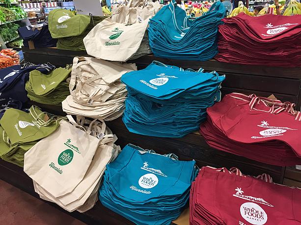 2008年、カハラ・モールにハワイ第1号店となる「ホールフーズ・マーケット」がオープンした際は、「生活キビしいハワイでこんなお値段高めのスーパがやっていけるの？」なんて危惧していたローカルも少なくありませんでしたが・・・