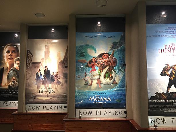 アメリカでは11月から公開中のディズニー映画『Moana』。先日からは『Moana Sing-Along』という「映画を観ながら一緒に歌おう！」バージョンの公開も始まっています。邦題は『モアナと伝説の海』、日本での公開は3月10日（金）。