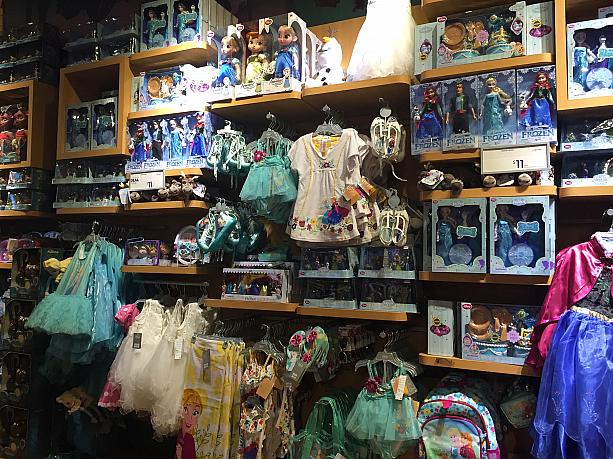 「モアナ」はまだ観てないし・・・「アナと雪の女王（FROZEN）」は大好きだけど、という方には、アナ雪グッズもいっぱいですよ～。