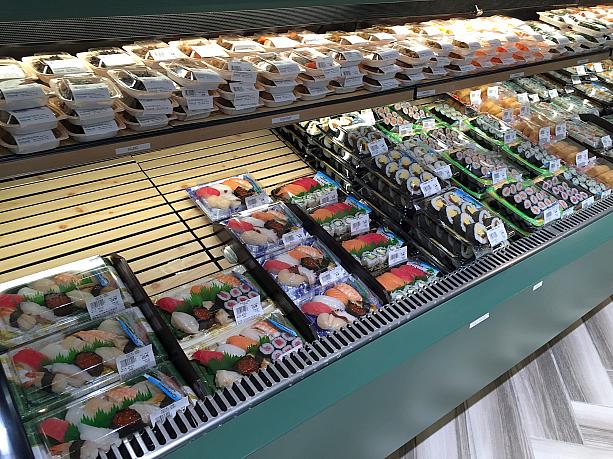 カリフォルニアのトーランスに本店を置くミツワ・マーケットプレイス（Mitsuwa Marketplace）が去る5月15日（月）にオープンしました。場所はインターナショナル・マーケット・プレイス、略してインタマの2階。店内へ入るとさっそく日本のお惣菜が。