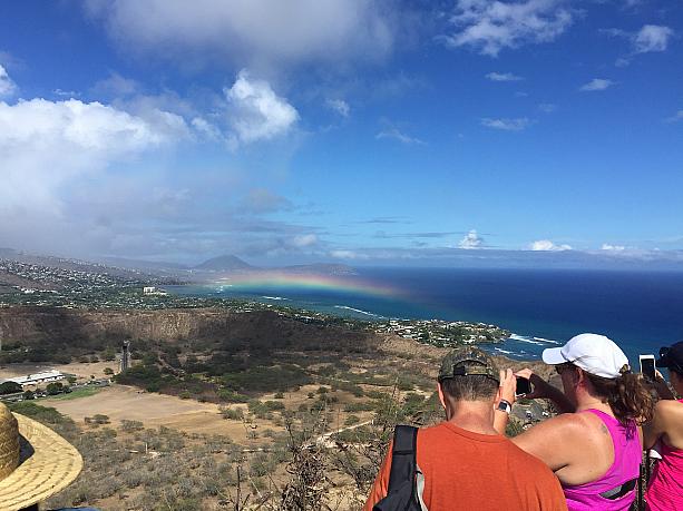 頂上で居合わせた、ダイヤモンドヘッドには週一で登るというローカルも、「ここでこんな虹を見るのは初めて」と。皆、スマホで写真やビデオを撮っていました。この虹、数分間に渡って続き、ハイカーたちを喜ばせていました。