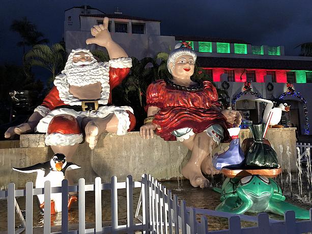 ホノルル市庁舎一帯が南国のホリデーイルミネーションで彩られるんです。こちらはホノルル・シティ・ライツの代表格、ミスター＆ミセス・サンタ。ミスター・サンタ、胸をはだけちゃってます。暑いのかな～。ハワイも12月は結構、夜涼しいですけど。
