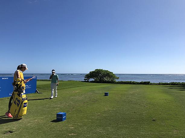 そして何事もなく平和に迎えたハワイ新年の恒例イベント、ソニーオープン最終日。青い空に青い海、緑の芝が気持ちいい！平和ってありがたいですね。日本の選手も暑い中さっそうとプレイをしていました。