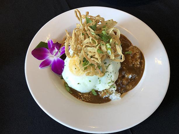 ほかの朝食メニューは毎日8:00～11:00のみですが、このロコモコはランチやディナー時もオーダー可能です。デミグラスソースをベースとしたしっかりめの味がおいしい！