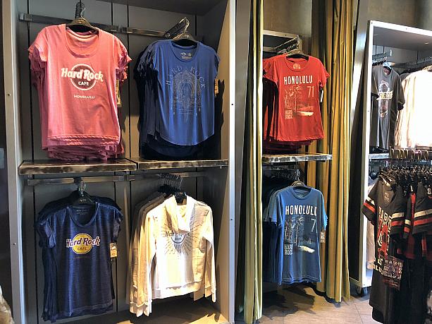 ご存知の方も多いかと思いますが、1階にはさまざまなロゴアイテムが。「Hard Rock CAFE HONOLULU」と入ったメンズ、レディース、そしてキッズやベビーTシャツも種類があります。ちょっと記念に買って帰りたくなりますね。